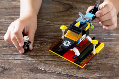 Renkli plastik tuğla tasarımcısı, constructio ile oynayan çocuk