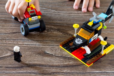Renkli plastik tuğla tasarımcısı, constructio ile oynayan çocuk