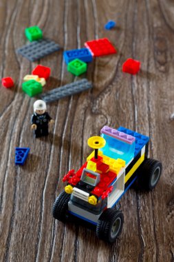 Renkli plastik tuğla tasarımcısı, constructio ile oynayan çocuk