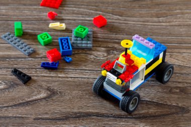 Renkli plastik tuğla tasarımcısı, constructio ile oynayan çocuk