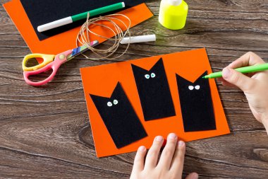 Çocuk pape dışında bir tebrik kartı Halloween siyah kedi oluşturmak