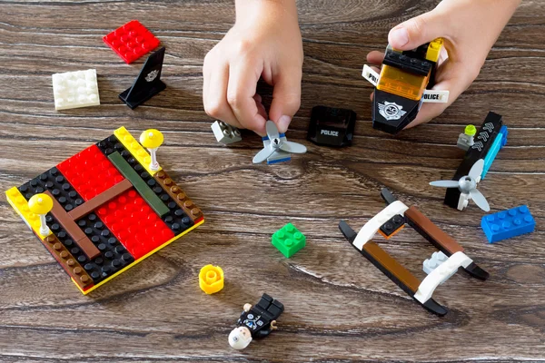 Renkli plastik tuğla tasarımcısı, constructio ile oynayan çocuk