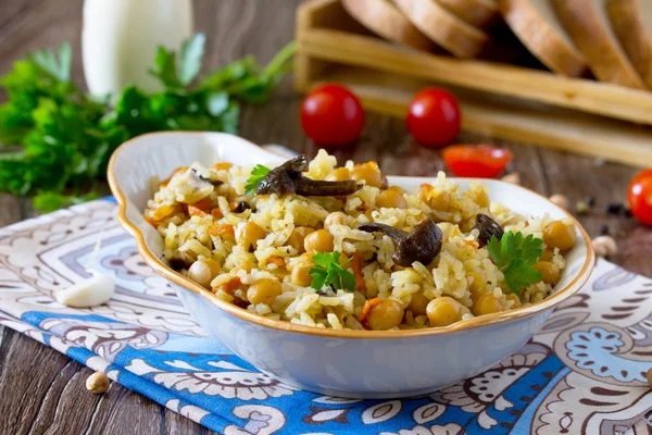 Vegetariano vegetal pilaf garbanzo y setas silvestres en una madera — Foto de Stock