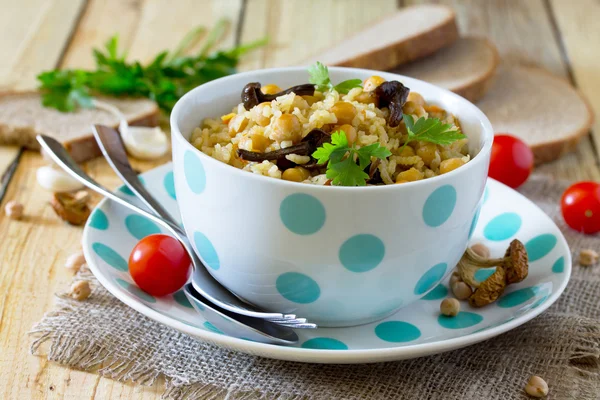 Pilaf vegetal vegetariano con garbanzos y setas silvestres en — Foto de Stock