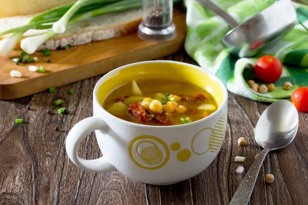 Vegetarian vegetable soup with chickpeas, potatoes and sundried — Stock Photo, Image