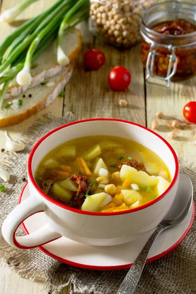 Sopa vegetariana de verduras con garbanzos, patatas y tomillo seco —  Fotos de Stock