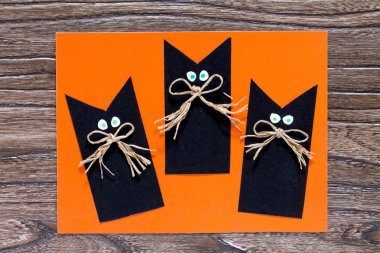 Çocuk pape dışında bir tebrik kartı Halloween siyah kedi oluşturmak