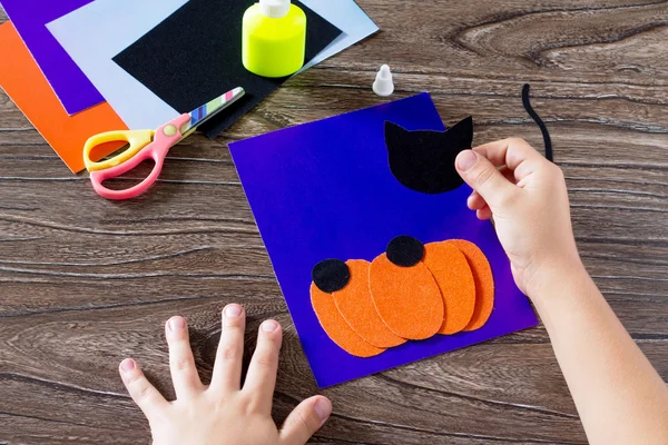 Il bambino crea un biglietto di auguri Halloween carta gatto nero in PU — Foto Stock