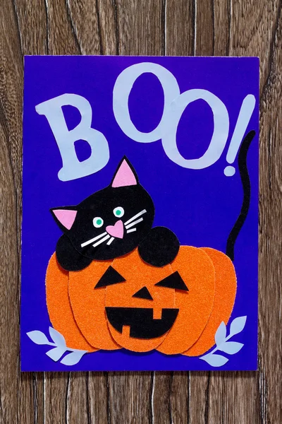 A criança cria um cartão de aniversário para papel de Halloween gato preto i — Fotografia de Stock