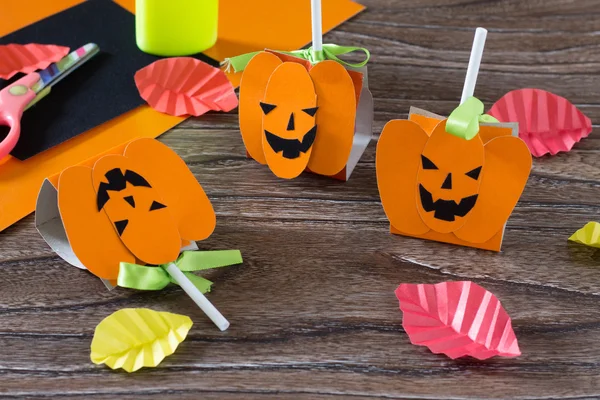 Dítě vytvořilo balení pozdrav pro cukroví na Halloween dýně js — Stock fotografie