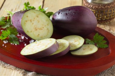 Taze otlar, tuz ve bitkisel yağ ile patlıcan yakın çekim bir 