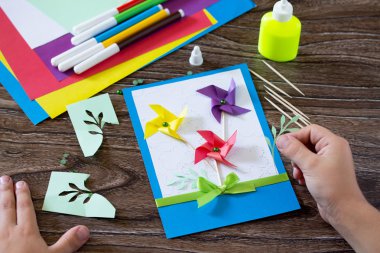 Tebrik kartı el yapımı doğum günü, çiçekler ve şube. Çocuk Şti