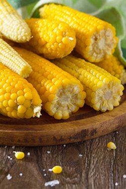 Pişmiş mısır ve ahşap bir masa üzerinde tuz. 