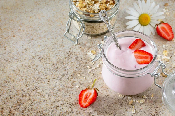 Yogur casero con fresas y bayas, comer sano yo —  Fotos de Stock
