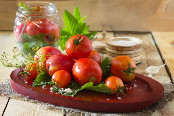 Taze ve turşusu domates, baharat ve sarımsak bir wo üzerinde koruma — Stok fotoğraf