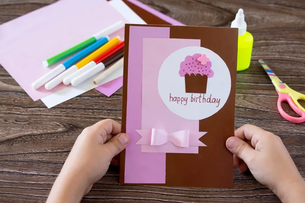 Dziecko posiada napis z ręcznie robione urodziny karty urodziny jest — Zdjęcie stockowe