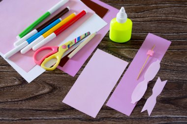 Krema ile tebrik kartı el yapımı doğum günü pastası. Yaprak kağıt