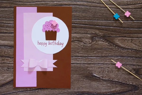 Tarjeta de felicitación hecha a mano pastel de cumpleaños con crema. Hojas de papel —  Fotos de Stock