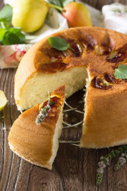 Karamel ile bisquit, ahşap bir masada armut ile kek.