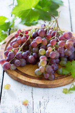 Bir masada beyaz ahşap üzüm hasat çeşitleri.