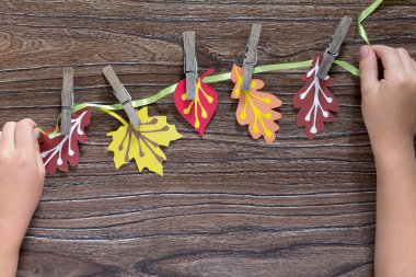 Ahşap bir tahta üzerinde renkli kağıt levha ile Sonbahar arka plan. A 