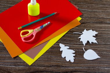 Sonbahar renkli Kağıt ahşap arka plan üzerinde bırakır. Levha 