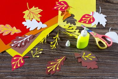 Ahşap arka plan üzerinde Sonbahar renkli kağıt yaprakları. Çocuk g olmak