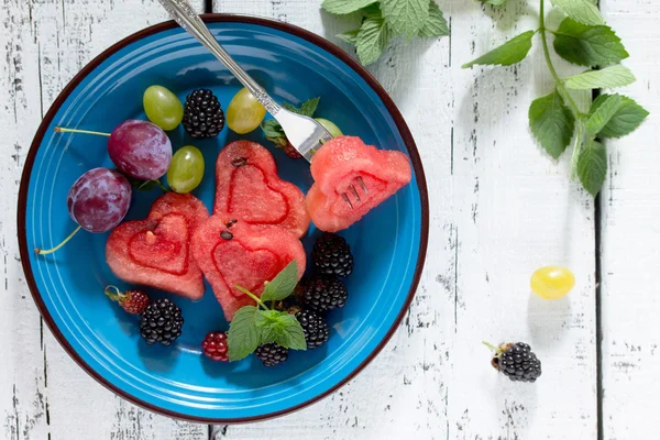 Stukje watermeloen en bessen fruit op houten achtergrond, een popula — Stockfoto