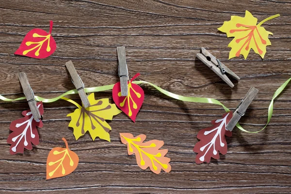 Fundo de outono com folha de papel colorido em uma placa de madeira. A — Fotografia de Stock