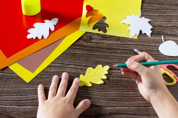 Autunno foglie di carta colorate sullo sfondo di legno. Il bambino. — Foto Stock