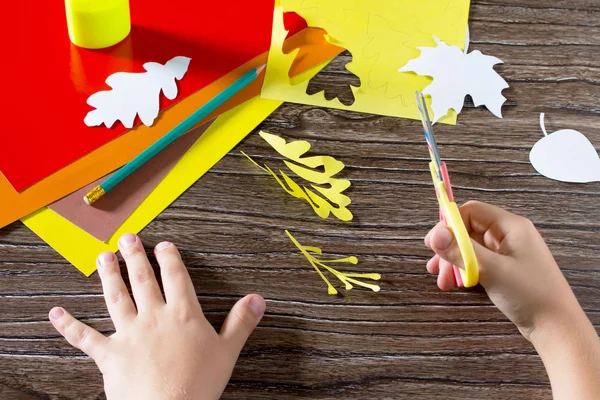 Autunno foglie di carta colorate sullo sfondo di legno. Il bambino. — Foto Stock
