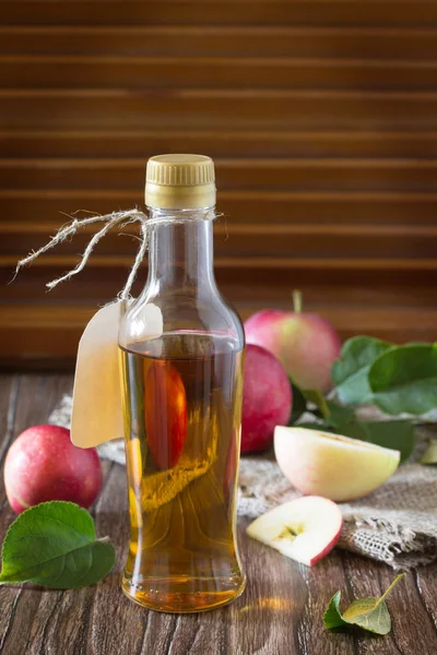 Cuka sari apel dalam botol kaca dengan apel segar di tab — Stok Foto