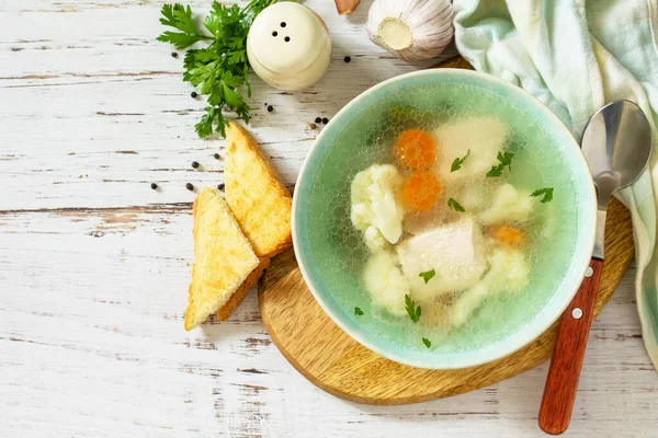 Υγιεινή Διατροφή Σούπα Γαλοπούλας Διαίτης Λαχανικά Σερβιρισμένη Κρουτόν Λευκό Ξύλινο — Φωτογραφία Αρχείου