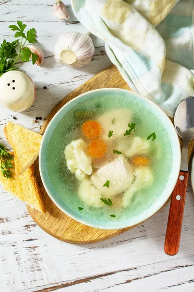 Υγιεινή Διατροφή Σούπα Γαλοπούλας Διαίτης Λαχανικά Σερβιρισμένη Κρουτόν Λευκό Ξύλινο — Φωτογραφία Αρχείου