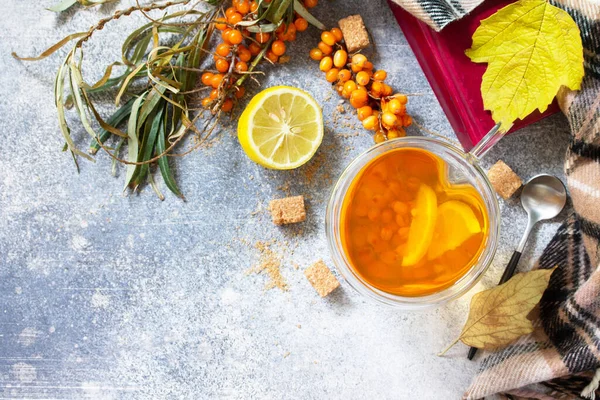 Gesunder Herbstlicher Vitamindrink Heißer Sanddorntee Mit Zitrone Und Frischen Sanddornbeeren — Stockfoto