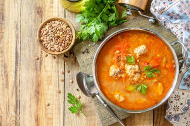 Köfteli domates mercimek çorbası ve ahşap bir masada sebze. Üst görünüm düz arkaplan. Boşluğu kopyala.
