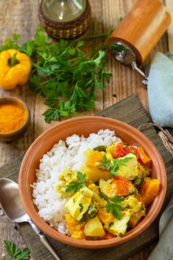 Hint mutfağı sabji. Geleneksel Hint sebze güveci yumuşak peynir, zerdeçal ve pirinç ahşap bir masada..