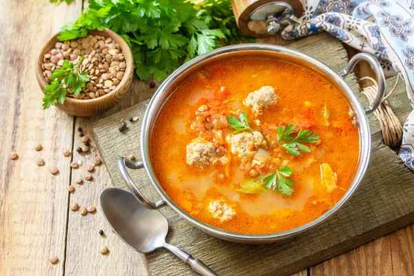 Soupe Aux Tomates Lentilles Avec Boulettes Viande Légumes Sur Une — Photo