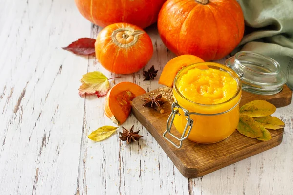 Pumpkin Puree with spices and Pumpkin on a wooden table. Copy space. — Stock Image Pumpkin Puree Spices Pumpkin Wooden Table Copy Space Stock Image