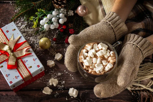 Női Kéz Kesztyűt Karácsonyi Ajándékokat Forró Kakaót Mályvacukorral Asztalon — Stock Fotó