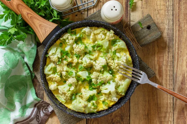 Dietetyczne Śniadanie Lub Zdrowy Lunch Omlet Kalafiorem Żeliwnej Patelni Rustykalnym — Zdjęcie stockowe