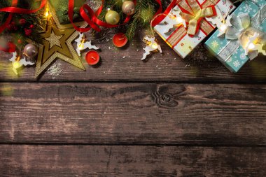 Noel maketi. Noel hediyeleri kırmızı kutu ve ahşap bir masada mavi ağaç süsü. Üst görünüm düz arkaplan. Boşluğu kopyala.