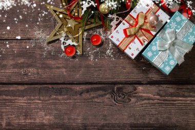 Noel maketi. Noel hediyeleri kırmızı kutu ve ahşap bir masada mavi ağaç süsü. Üst görünüm düz arkaplan. Boşluğu kopyala.