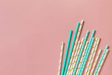 Pembe arka planda ayrıştırılmış parti için ayrıştırılabilir pipetler. En üstteki düz yerde. Boşluğu kopyala.