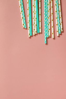 Pembe arka planda ayrıştırılmış parti için ayrıştırılabilir pipetler. Üst görünüm düz arkaplan. Boşluğu kopyala.