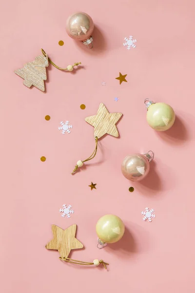 クリスマスの構図 ピンクの背景にボール帆シャンパンで装飾を提示します 平面上面 — ストック写真