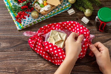 Talimat adım 4. Geleneksel Furoshiki Japon hediye paketleme gösterisi. El yapımı. Çocukların yaratıcılığı projesi, çocuklar için el işleri..