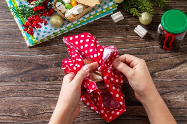 Talimat 5: Geleneksel Furoshiki Japon hediye paketleme gösterisi. El yapımı. Çocukların yaratıcılığı projesi, çocuklar için el işleri..