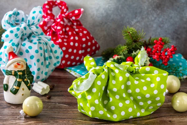 Weihnachtsgeschenke Furoshiki Auf Holztisch Öko Konzept Weihnachtsurlaub — Stockfoto