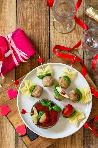 Sevgililer Günü Doğum Günü Romantik Yemeği Kanepe Şeklinde Makarna Köfte — Stok fotoğraf